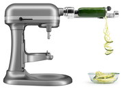 Küchenmaschine Heavy Duty 5,2L mit Spiralaufsatz, seitliche Ansicht, Zucchini wird in Spiralen geschnitten.