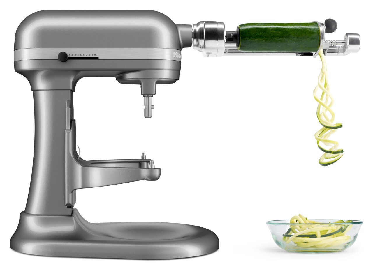 Keukenmachine Heavy Duty 5,2 l met spiraalopzetstuk, zijaanzicht, courgette wordt in spiralen gesneden.