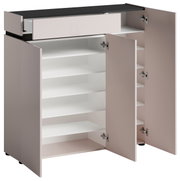 Beige multifunctionele kast met twee open deuren en een open lade, binnenin meerdere witte legplanken, schuin vooraanzicht