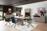 Modernes Wohnzimmer mit einem stilvollen Highboard, Esstisch und bequemen Stühlen in einem hellen, eleganten Raum. Perspektive von vorne.
