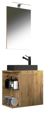 Modernes Badmöbel-Set aus Holzoptik mit rechteckigem Spiegel und LED-Aufsatzleuchte, schwarzem Aufsatzwaschbecken und schwarzer Armatur auf Unterschrank mit offener Ablage und Tür, freigestellt vor weißem Hintergrund, Perspektive: leicht schräg von vorne