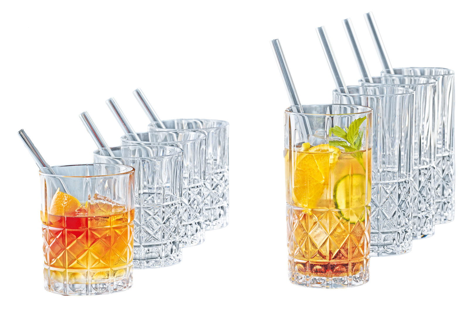 Spiegelau Becherset 16-tlg. ELEGANCE Set aus eleganten Gläsern mit dekorativem Schliff, gefüllt mit Getränken und Eiswürfeln, aus seitlicher Perspektive fotografiert.