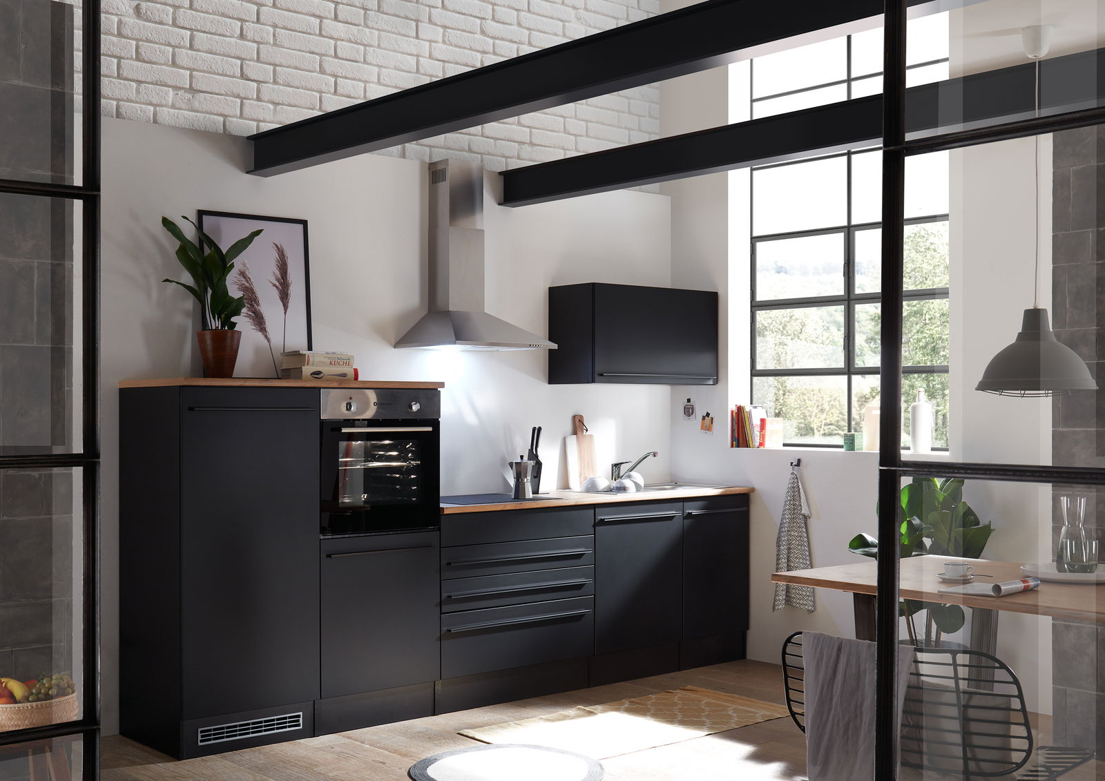 Moderne schwarze Küchenzeile mit Holzarbeitsplatte, eingebautem Backofen und Dunstabzugshaube, seitliche Perspektive
