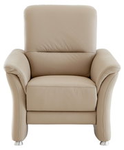 Beige leren fauteuil in vooraanzicht met moderne metalen poten.