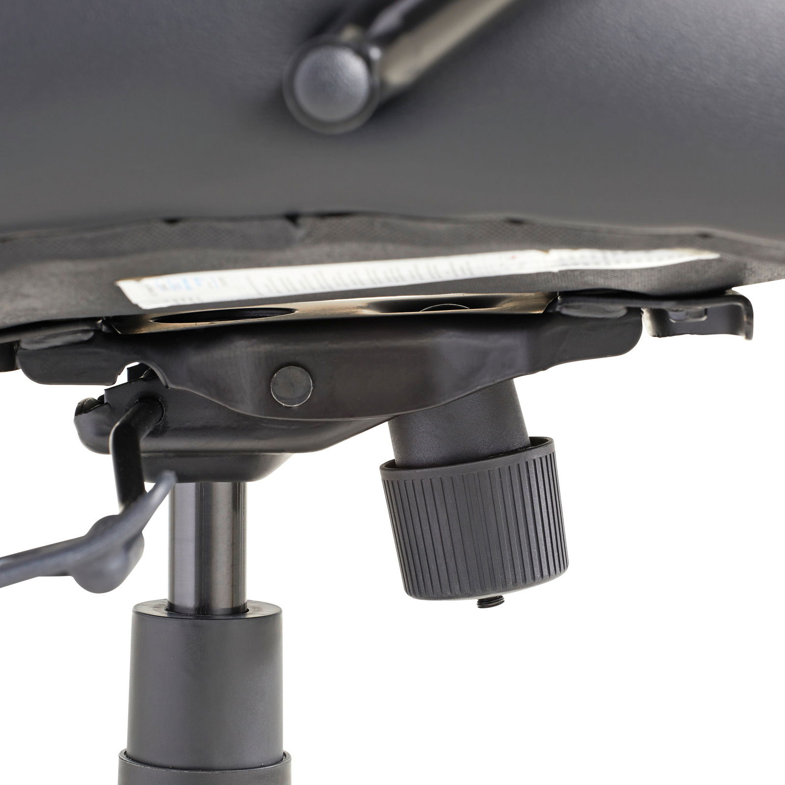 Nahaufnahme der Unterseite eines Chefsessels mit Fokus auf die Mechanik und den Drehknopf, seitliche Perspektive