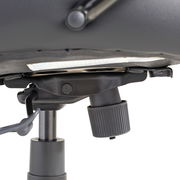 Nahaufnahme der Unterseite eines Chefsessels mit Fokus auf die Mechanik und den Drehknopf, seitliche Perspektive