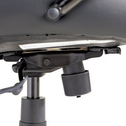 Nahaufnahme der Unterseite eines Chefsessels mit Fokus auf die Mechanik und den Drehknopf, seitliche Perspektive