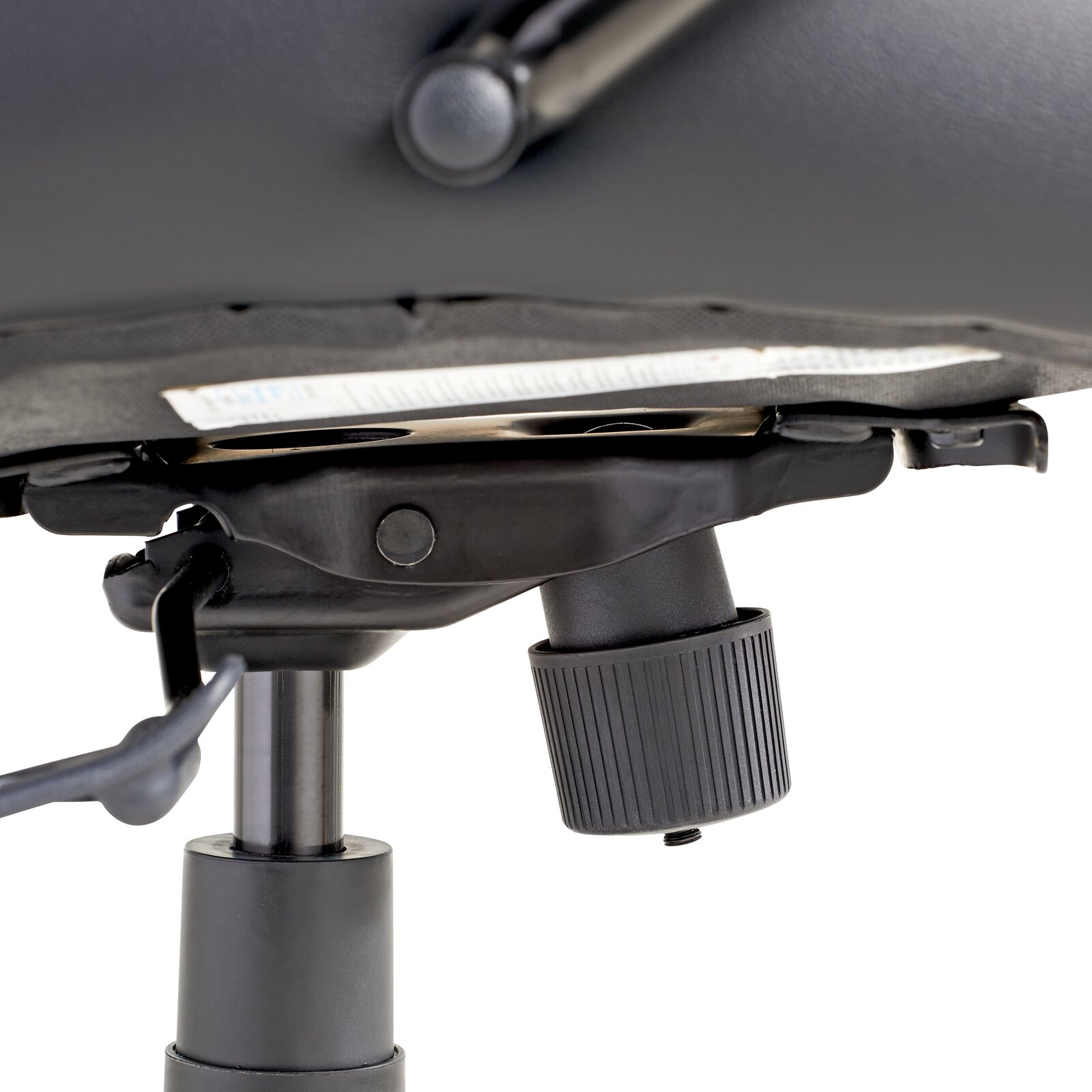 Nahaufnahme der Unterseite eines Chefsessels mit Fokus auf die Mechanik und den Drehknopf, seitliche Perspektive