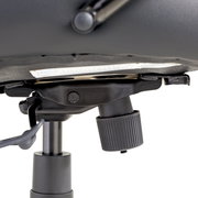 Nahaufnahme der Unterseite eines Chefsessels mit Fokus auf die Mechanik und den Drehknopf, seitliche Perspektive