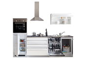 Moderne Küchenzeile ohne Elektrogeräte, mit offenem Kühlschrank, Geschirrspüler und Stauraum, aus frontaler Perspektive.