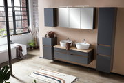 Moderner Spiegelschrank in einem stilvollen Badezimmer, frontal betrachtet.