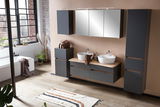 Moderner Spiegelschrank in einem stilvollen Badezimmer, frontal betrachtet.