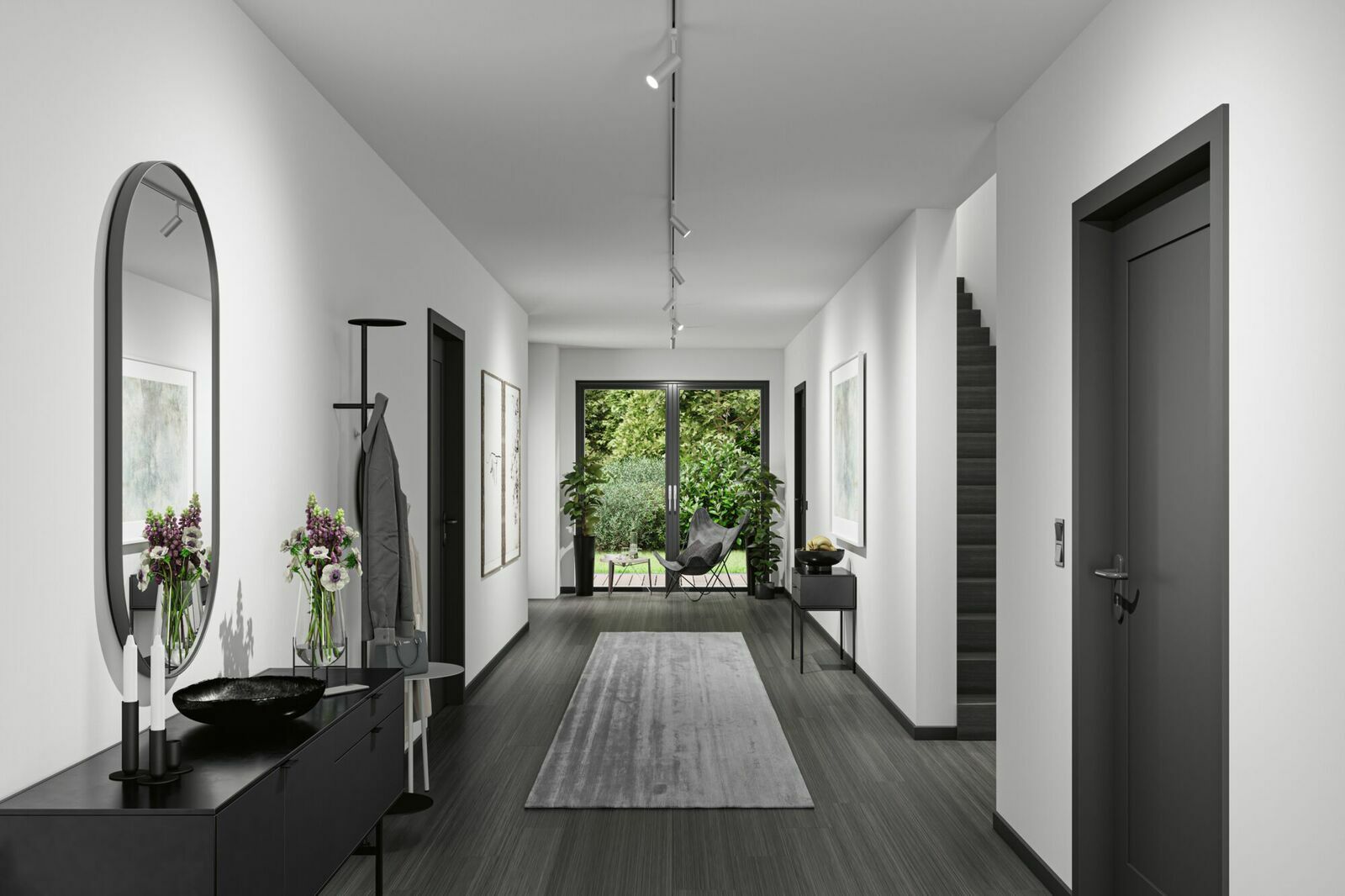Moderner Flur mit Schienenspot Tubo an der Decke, Blick in Richtung Garten durch Glastüren.