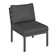 Loungemittelteil in dunklem Stoff mit Metallrahmen, seitliche Perspektive