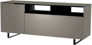 Modernes TV-Lowboard in grauer Farbe mit offenen Fächern und Metallbeinen, seitliche Perspektive.