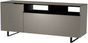 Modernes TV-Lowboard in grauer Farbe mit offenen Fächern und Metallbeinen, seitliche Perspektive.