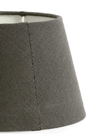 Grauer Lampenschirm aus Stoff in Nahaufnahme, seitliche Perspektive