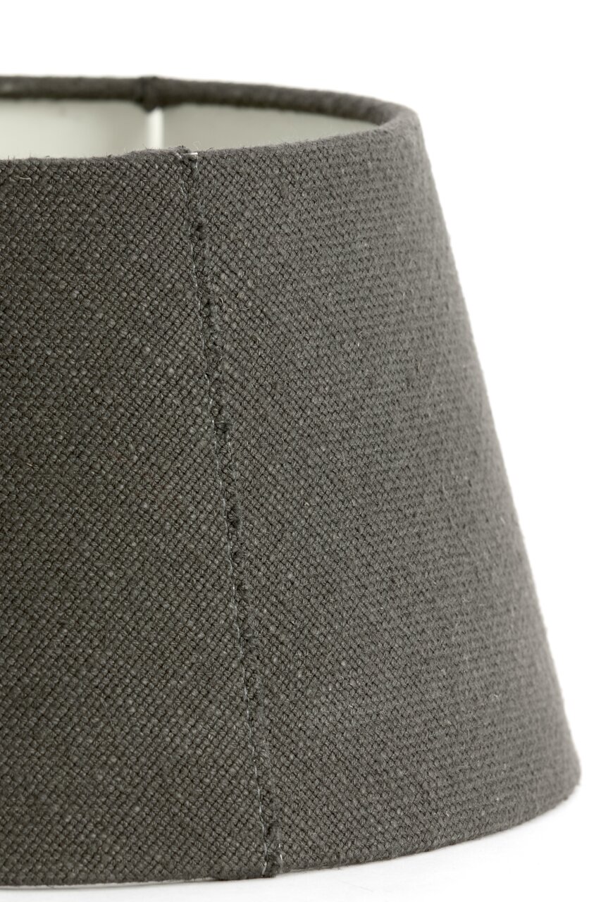 Grauer Lampenschirm aus Stoff in Nahaufnahme, seitliche Perspektive