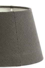 Grauer Lampenschirm aus Stoff in Nahaufnahme, seitliche Perspektive