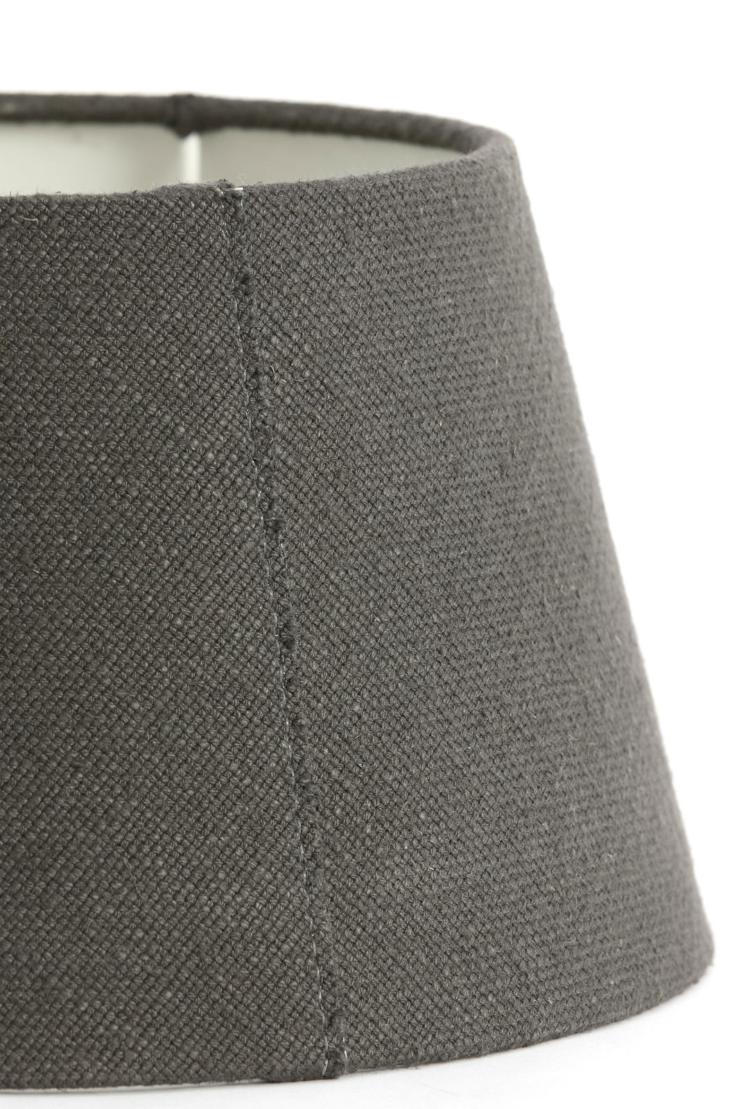 Grauer Lampenschirm aus Stoff in Nahaufnahme, seitliche Perspektive