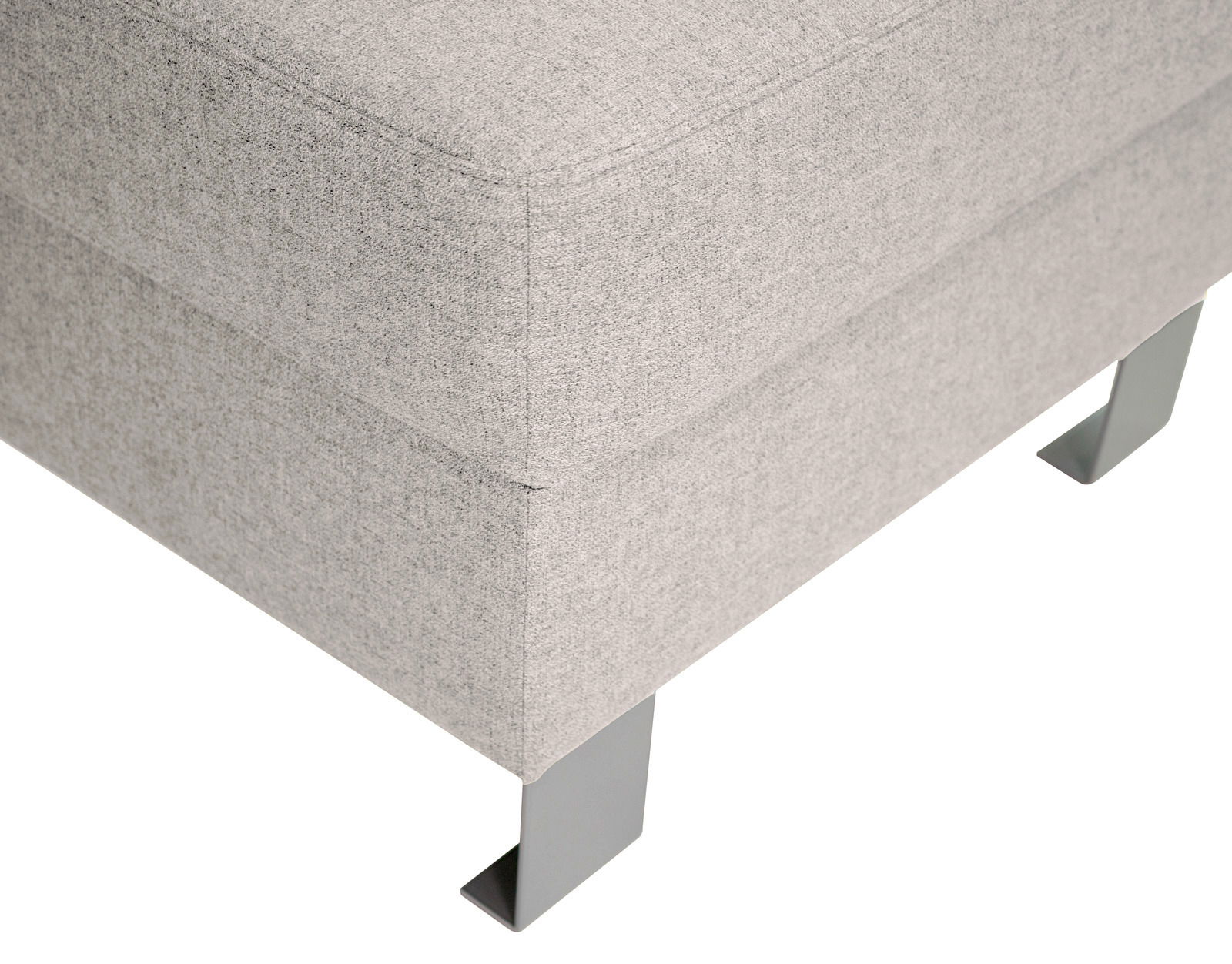 Nahaufnahme eines grauen Hockers mit Metallfüßen, Perspektive von der Seite.