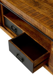 Nahaufnahme eines TV-Lowboards aus Holz mit geöffneter Schublade, seitliche Perspektive