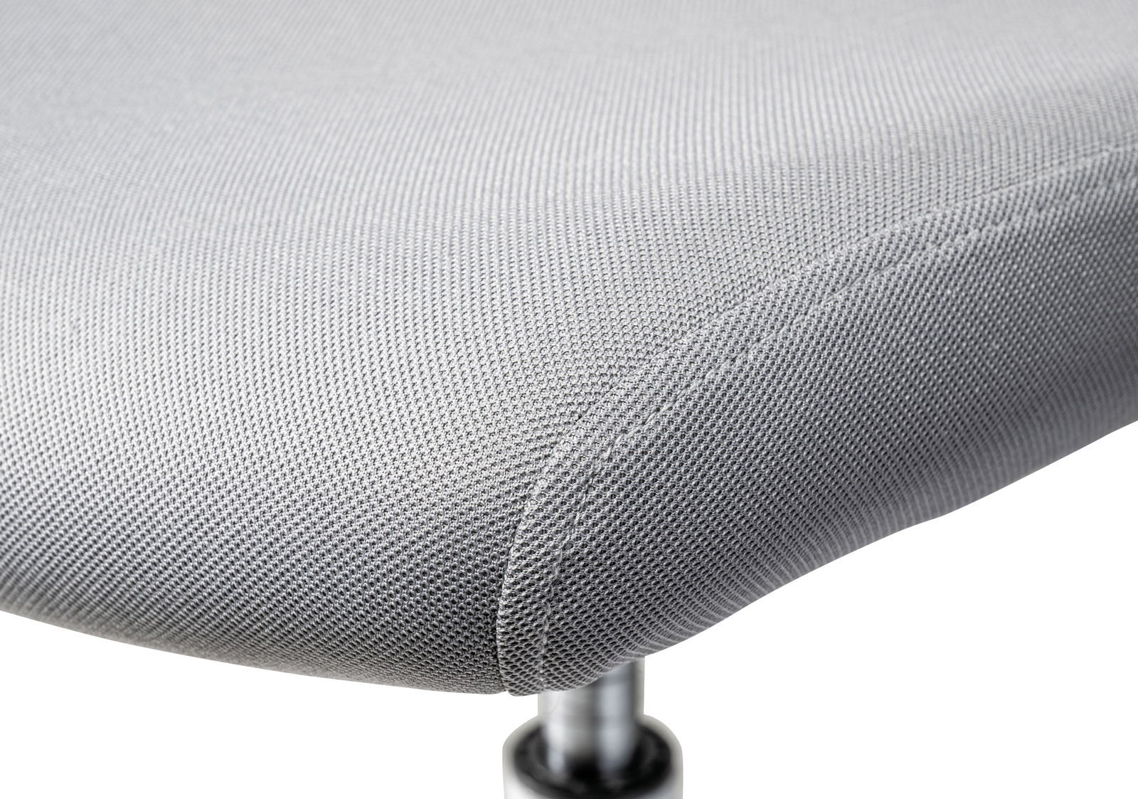 Nahaufnahme eines grauen Drehstuhlsitzes mit Textilbezug, seitliche Perspektive