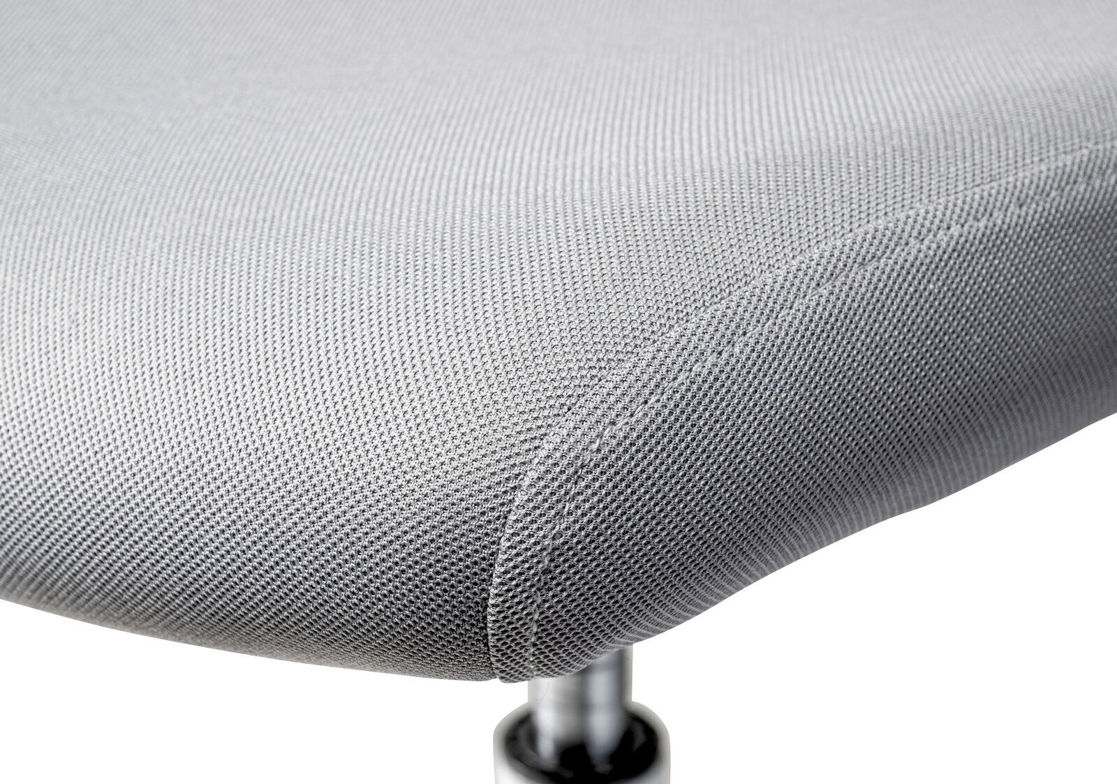 Nahaufnahme eines grauen Drehstuhlsitzes mit Textilbezug, seitliche Perspektive