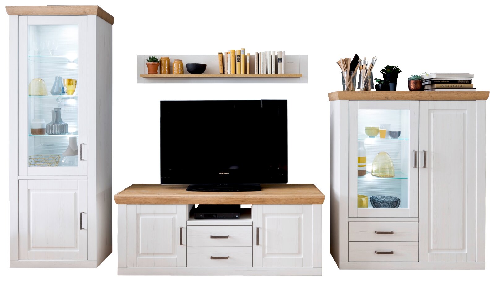 Woonkamermeubelset in landhuisstijl in wit met houten afwerkingen: links een hoge vitrinekast met glazen deur en verlichting, in het midden een tv-lowboard met twee lades, rechts een dressoir met verlicht glazen vak, lades en een deur; vooraanzicht.
