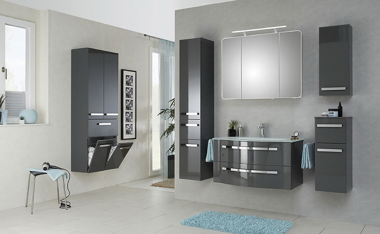 Moderne Badezimmermöbel in Hochglanzgrau mit Spiegel und Waschbecken, seitliche Perspektive
