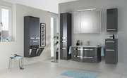 Moderne Badezimmermöbel in Hochglanzgrau mit Spiegel und Waschbecken, seitliche Perspektive