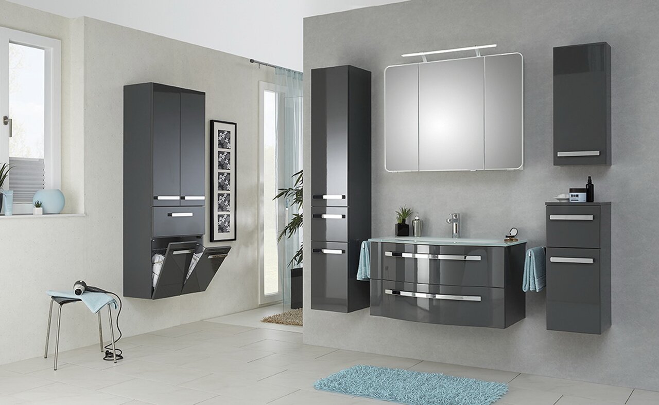Moderne Badezimmermöbel in Hochglanzgrau mit Spiegel und Waschbecken, seitliche Perspektive