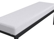 Seitliche Ansicht einer modernen Gartenbank mit weißem Polster und schwarzem Metallrahmen.