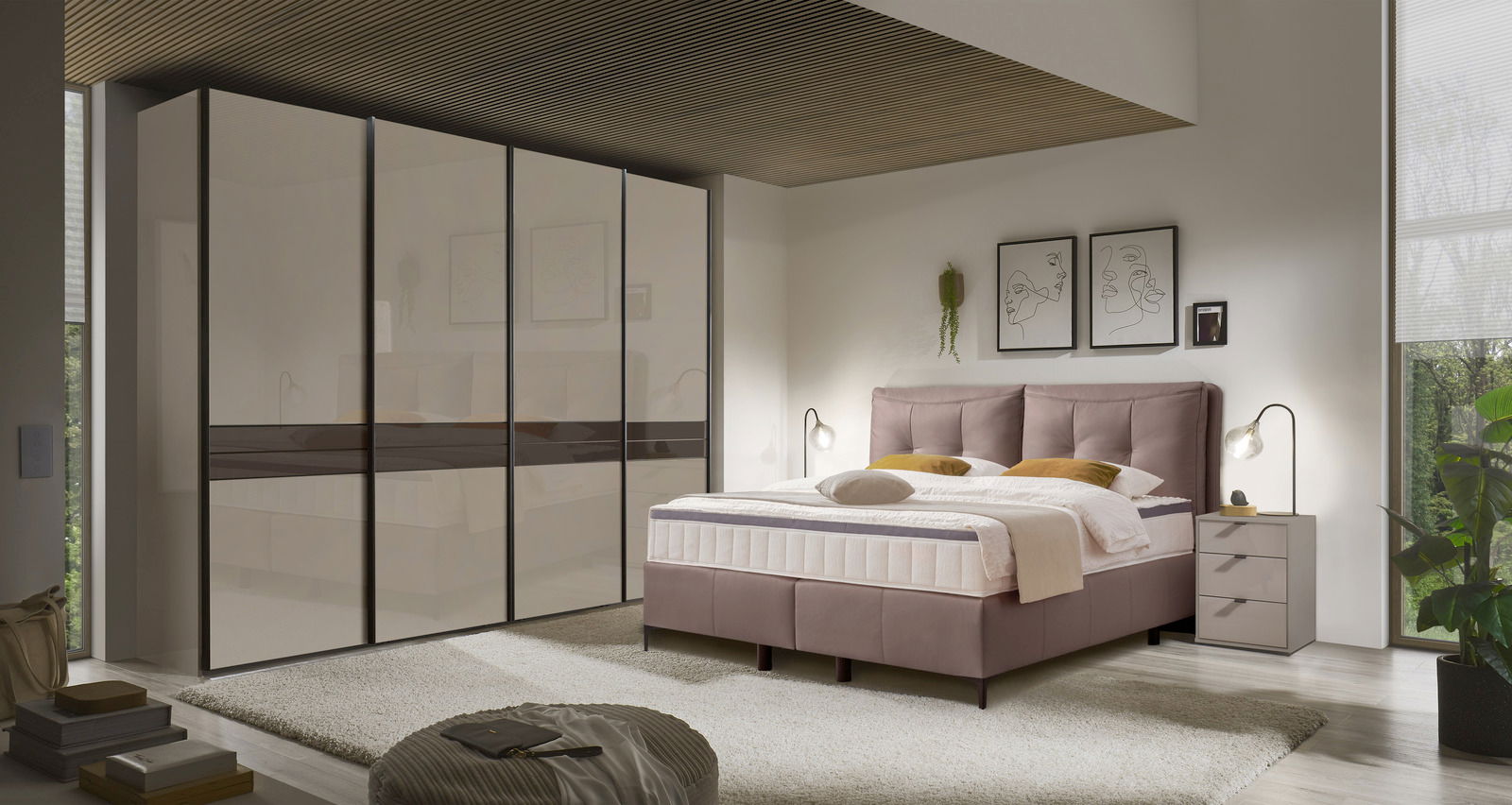 Modernes Boxspringbett in einem stilvollen Schlafzimmer, seitliche Perspektive mit Nachttisch und dekorativen Elementen.