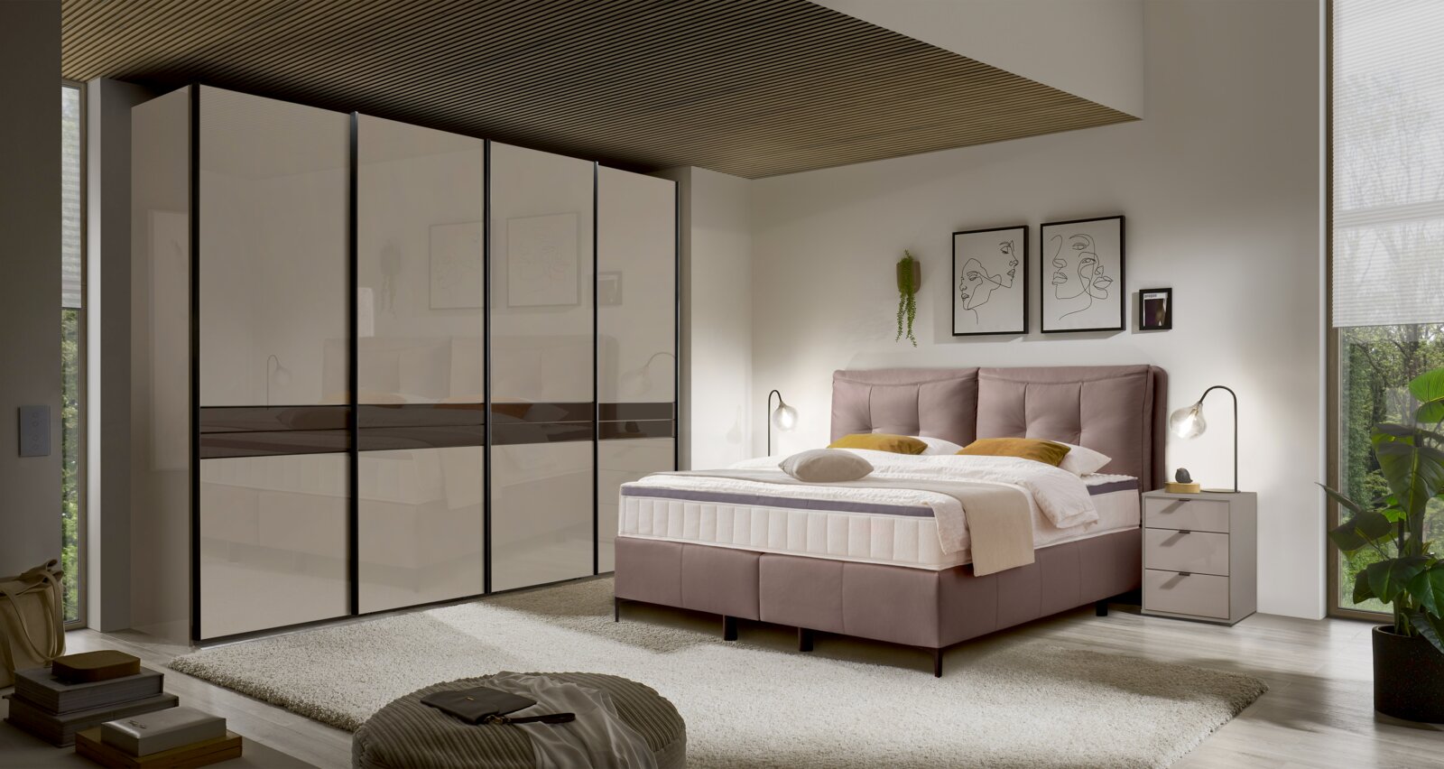 Modernes Boxspringbett in einem stilvollen Schlafzimmer, seitliche Perspektive mit Nachttisch und dekorativen Elementen.