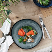 Graue Obstschale Lave 600ml mit Lachs und Brot, von oben fotografiert.