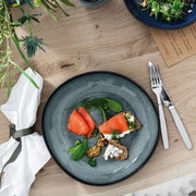 Grijze fruitschaal Lave 600 ml met zalm en brood, gefotografeerd van bovenaf.