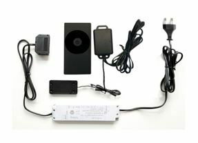 Funkfernbedienung-Set mit mehreren Komponenten, aus der Vogelperspektive fotografiert.