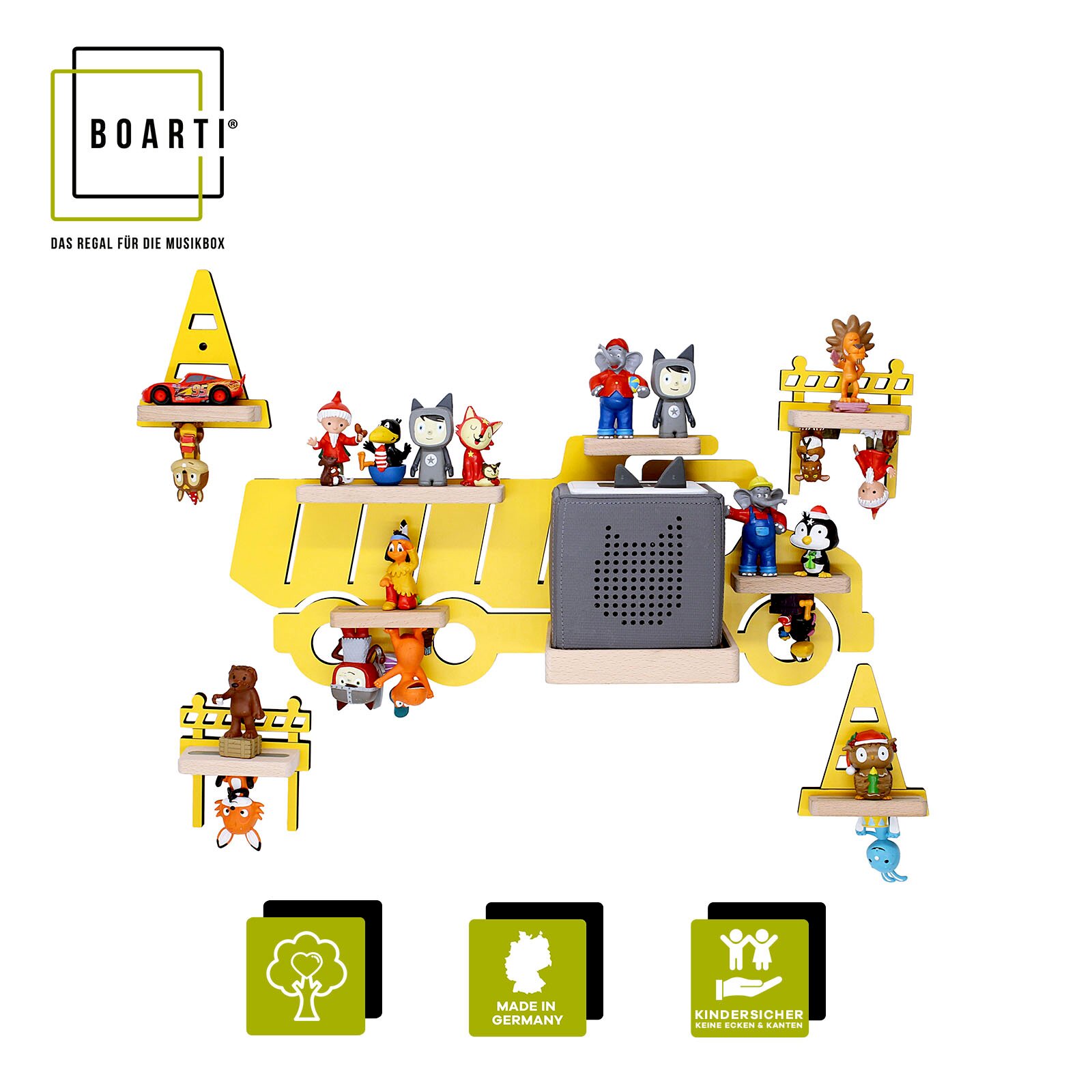 Frontansicht eines gelben BOARTI Wandregals für die Toniebox in Busform mit Holzablagen und mehreren kleinen Spielfiguren; mittig steht eine graue Toniebox auf der Ablage, weißer Hintergrund, Made in Germany und kindersicher Hinweis.