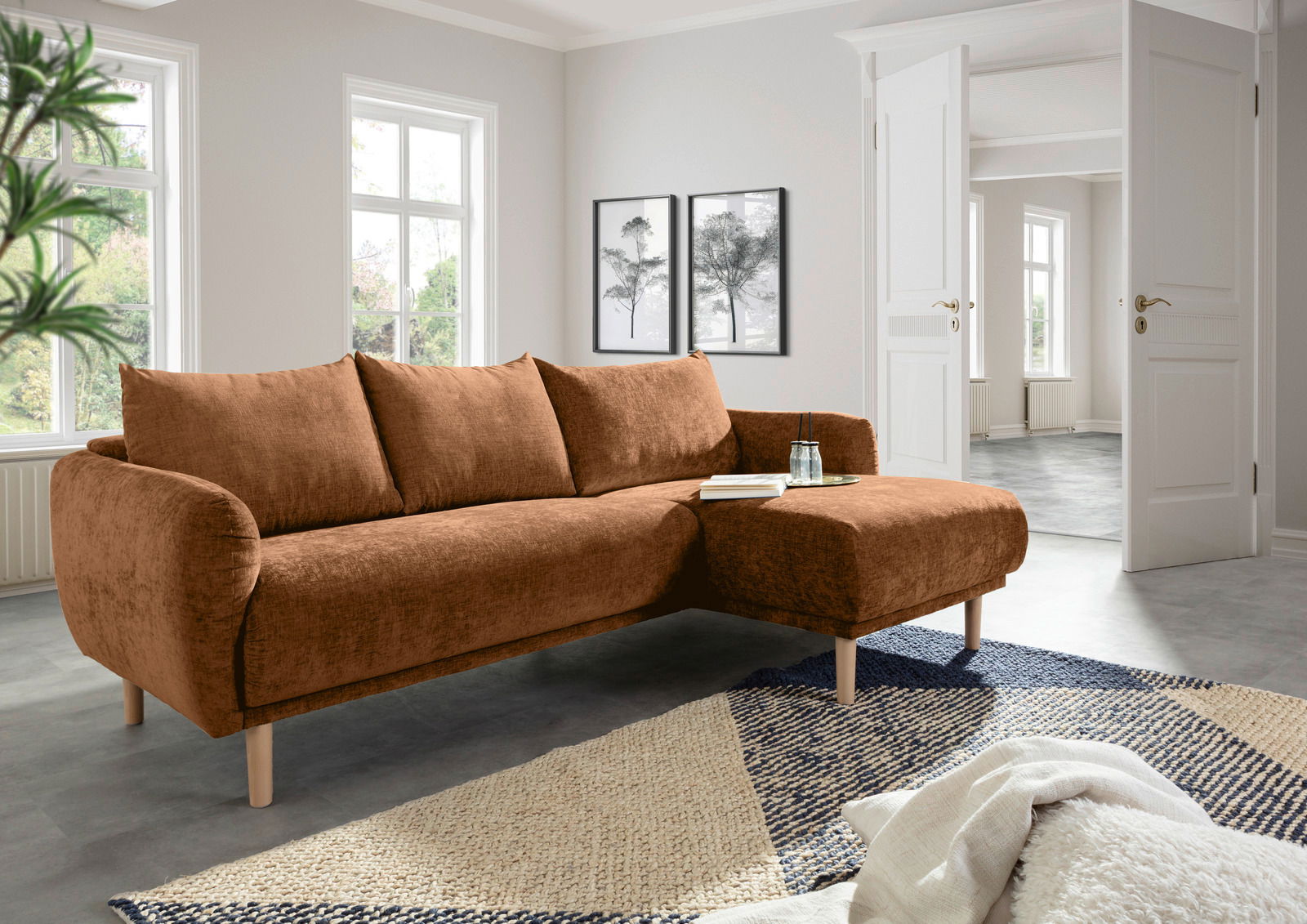 Z2 Ecksofa POWER Braunes Ecksofa mit Ottomane in einem modernen Wohnzimmer, seitliche Perspektive.