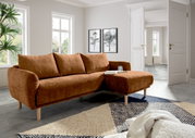 Braunes Ecksofa mit Ottomane in einem modernen Wohnzimmer, seitliche Perspektive.