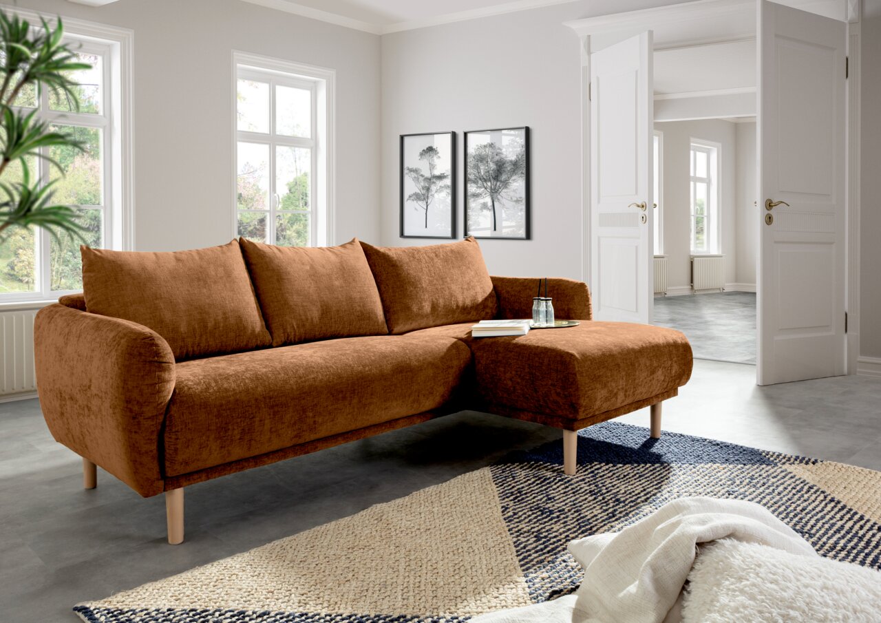 Braunes Ecksofa mit Ottomane in einem modernen Wohnzimmer, seitliche Perspektive.