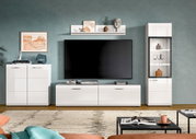 Modernes Wohnzimmer-Set in Weiß mit TV-Lowboard, Sideboard, Vitrine und Wandregal vor blaugrüner Wand, frontal aus Augenhöhe fotografiert