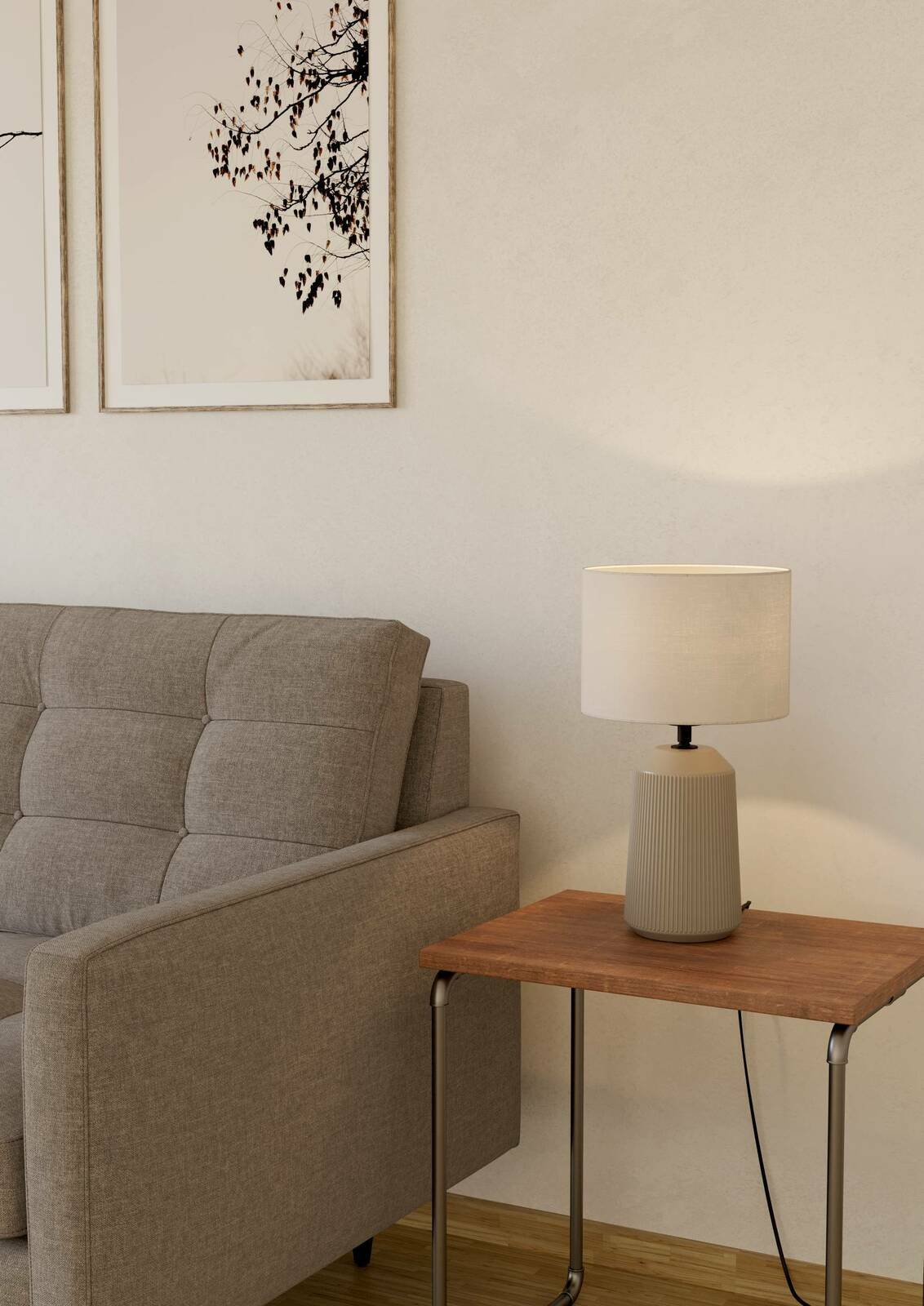 Tischleuchte CAPALBIO auf einem Holztisch neben einem grauen Sofa, seitliche Perspektive