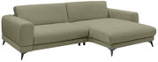 Olivgrünes Ecksofa mit rechter Recamiere/Longchair, Stoffbezug, breiten Armlehnen und schwarzen Metallfüßen, Ansicht schräg von vorn