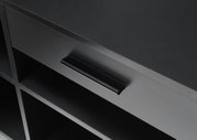 Nahaufnahme eines schwarzen Gaming-Schreibtisches mit Schublade und Regalfächern, von oben betrachtet.