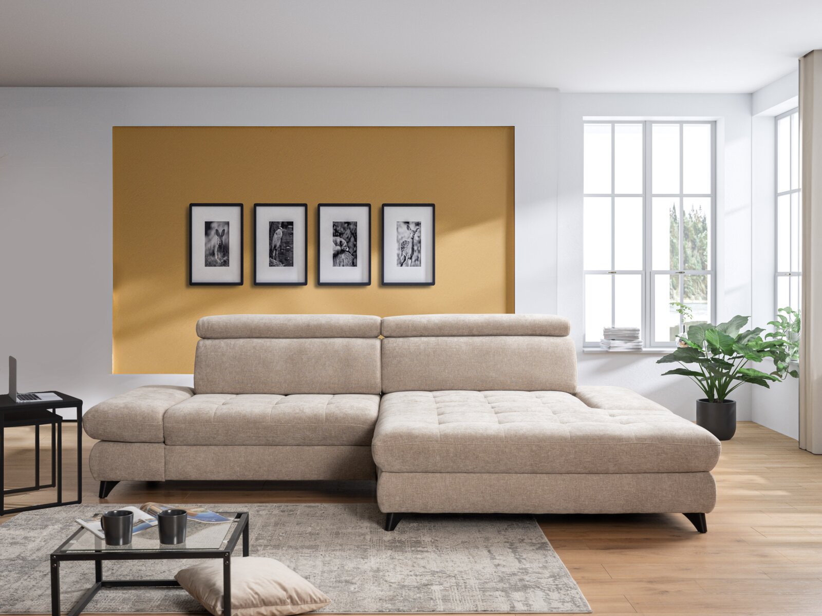 Beige hoekbank in een moderne woonkamer, van voren gefotografeerd, met sierkussens en planten op de achtergrond.