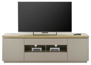 Frontale Ansicht eines TV-Lowboards mit Holzoberfläche, zwei offenen Fächern und seitlichen Schränken, darauf steht ein großer Flachbildfernseher.