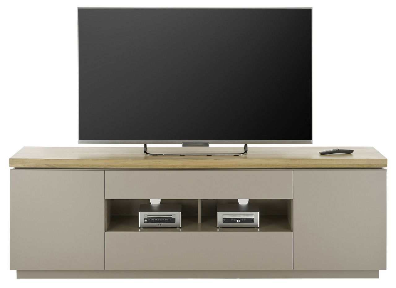 Frontale Ansicht eines TV-Lowboards mit Holzoberfläche, zwei offenen Fächern und seitlichen Schränken, darauf steht ein großer Flachbildfernseher.