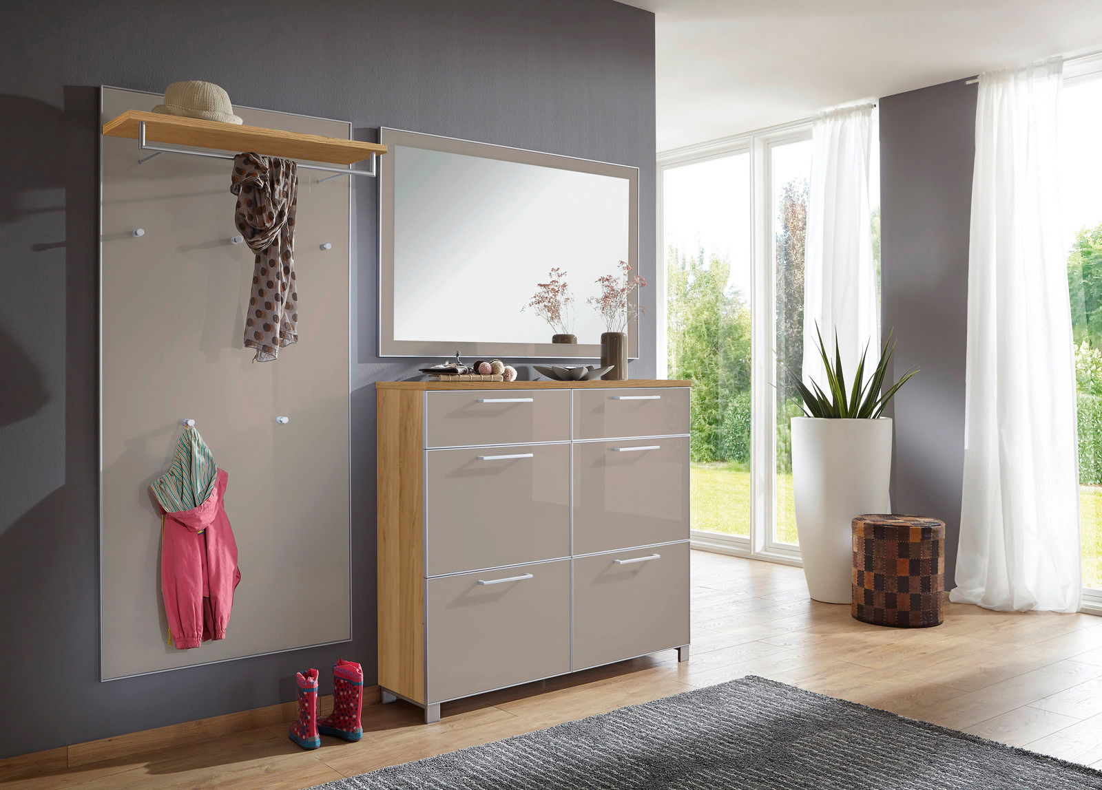 Garderoben-Set 3-tlg. in modernem Design mit Spiegel, Hakenleiste und Kommode, seitliche Perspektive